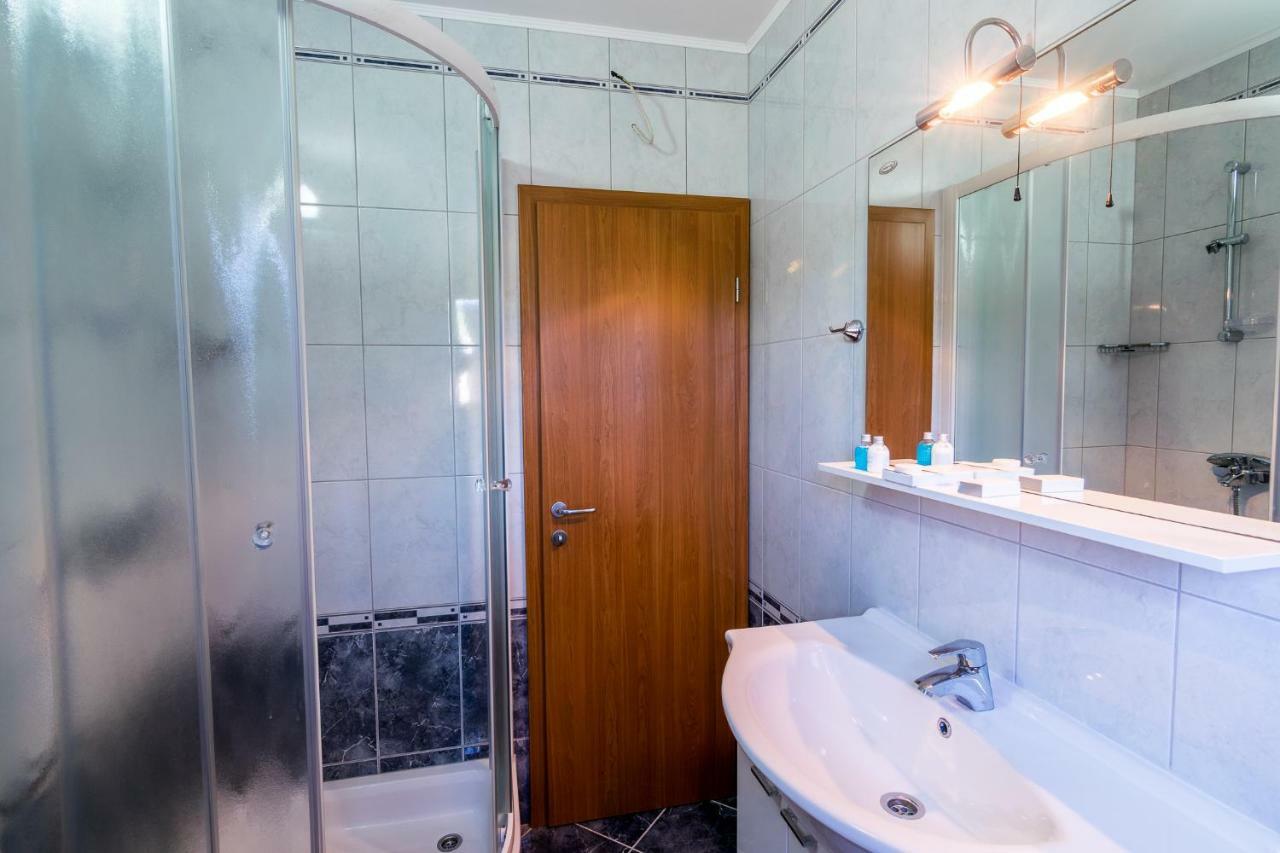 Apartmani Adriatica Supetar Exterior foto